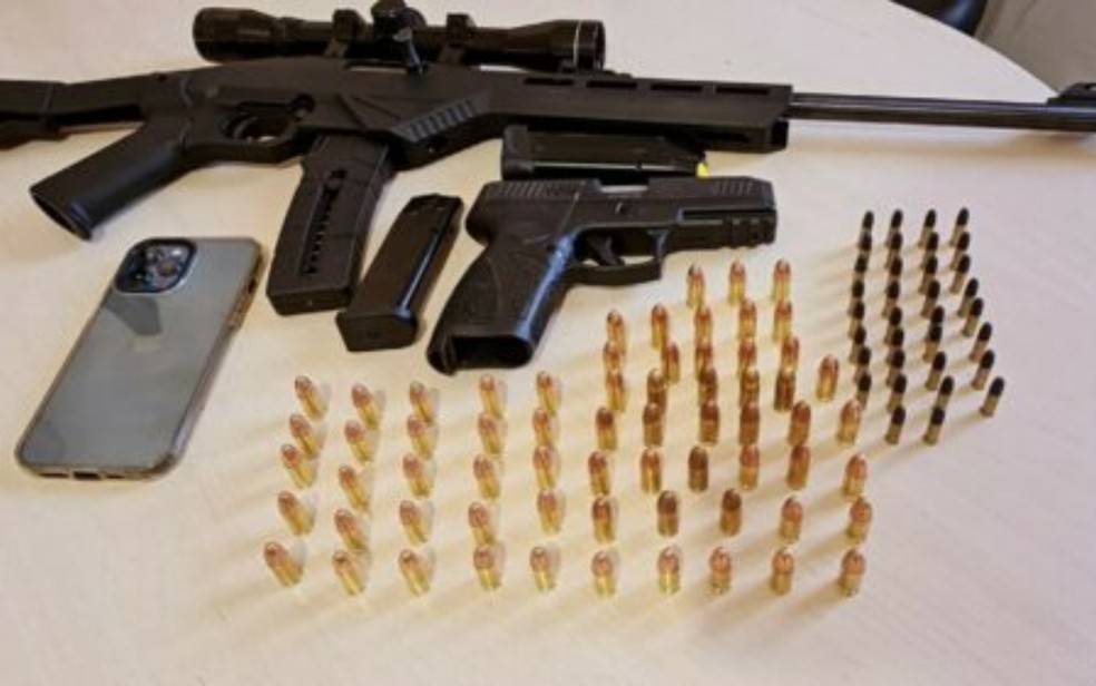 Armas e munições encontradas na casa do suspeito, em Alto Paraíso de Goiás — Foto: Divulgação/Polícia Civil