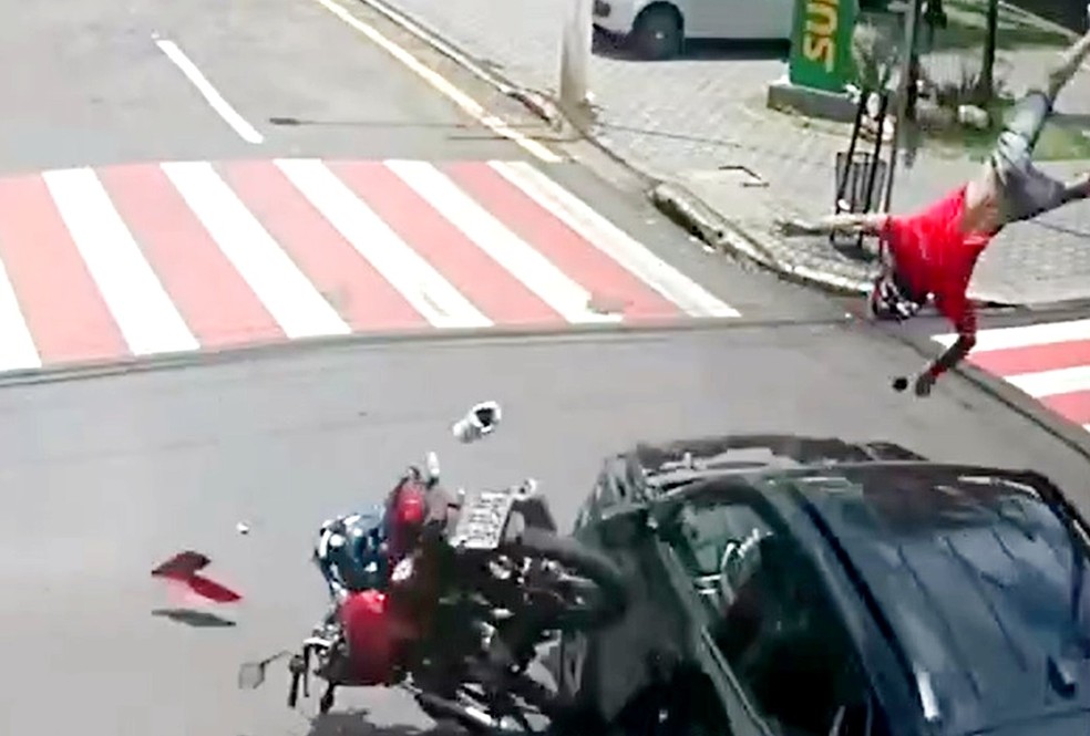 Motociclista ‘voa’ sobre carro e sai andando após acidente — Foto: Sistema de Vidoemonitoramento/Reprodução