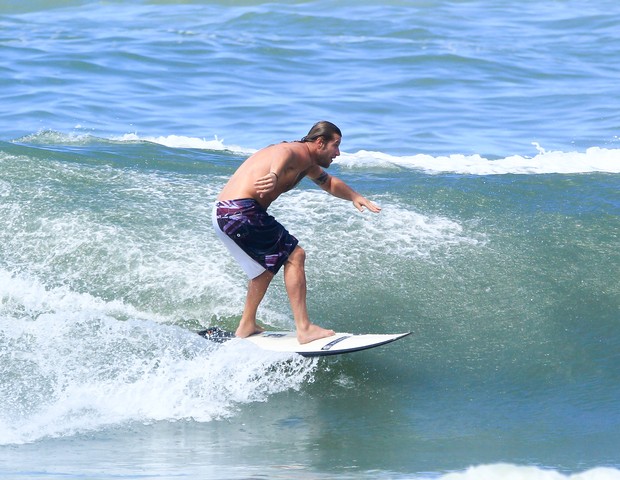 Diego Alemão surfa na Praia da Barra (Foto: Fabricio Pioyani/AgNews)