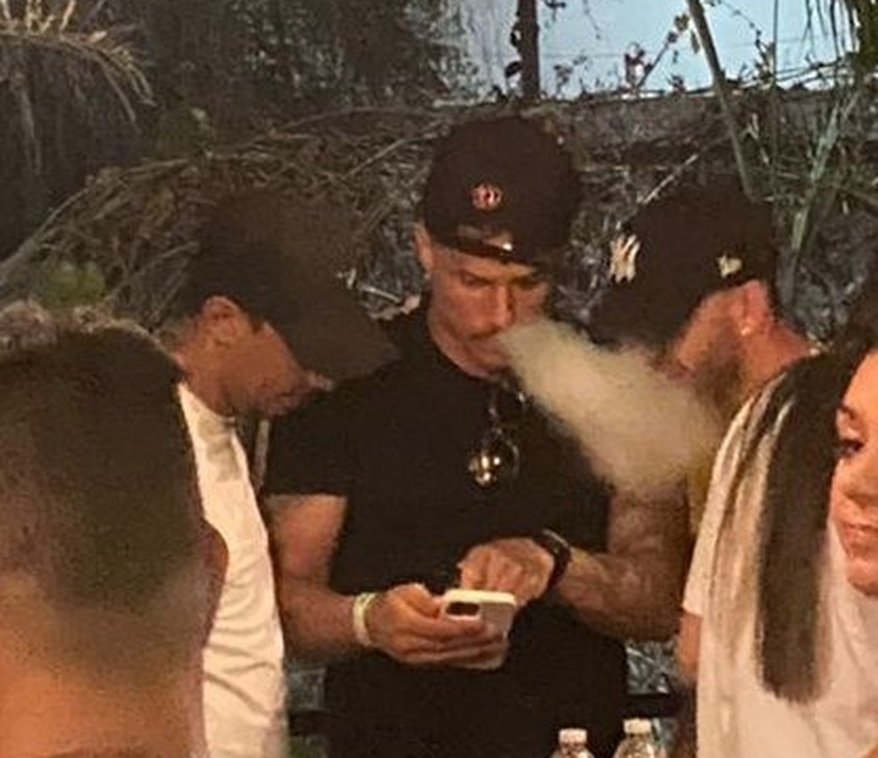 Foto do atacante Edu, do Cruzeiro, supostamente fumando em uma festa — Foto: Reprodução/ redes sociais