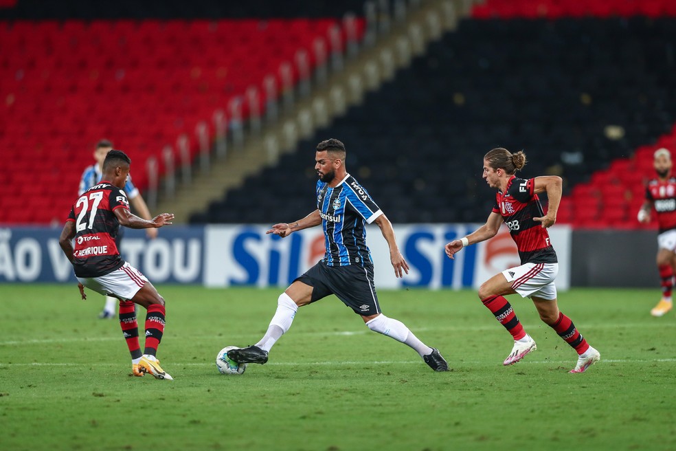 Filipe Luís em campo no empate com o Grêmio — Foto: Lucas Uebel/Grêmio