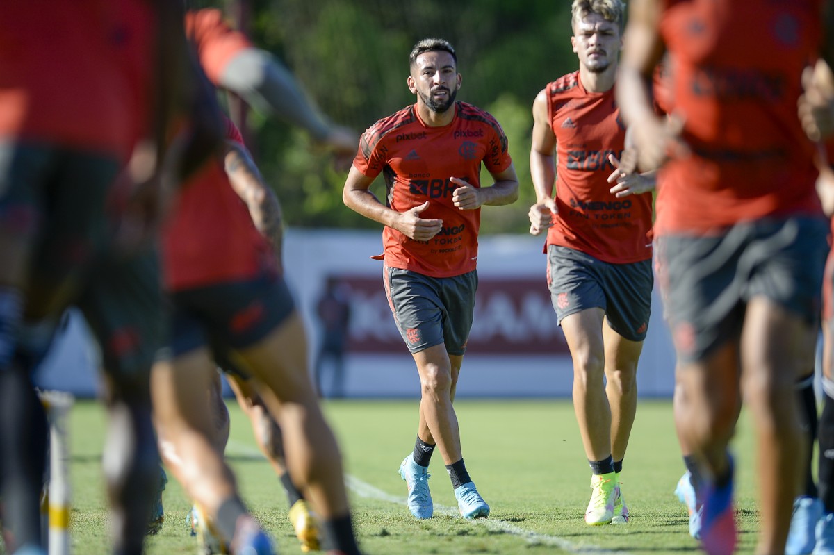 Flamengo multa Isla em 10% do salário e o corta do clássico contra o Vasco