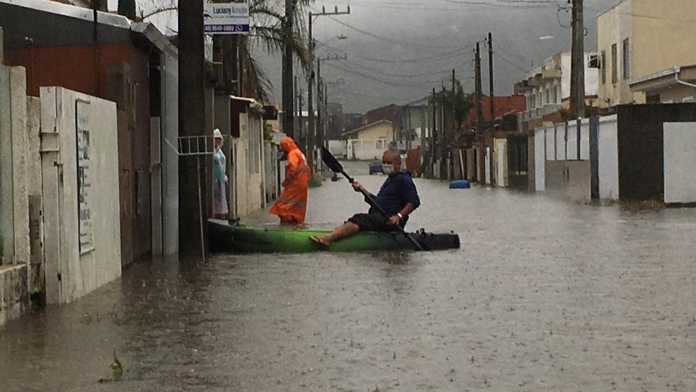 Alagamento em bairro de Florian�polis em junho deste ano � Foto: Ana Vaz/NSC TV