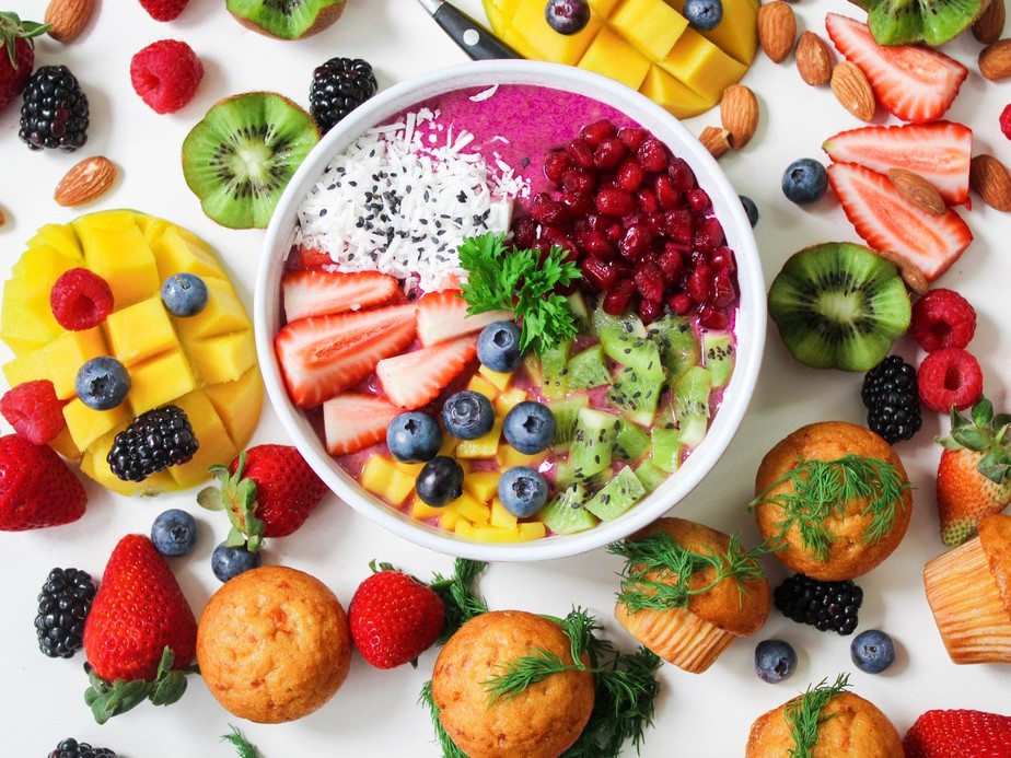 5 receitas que dão protagonismo ao sabor de frutas em pratos doces e salgados