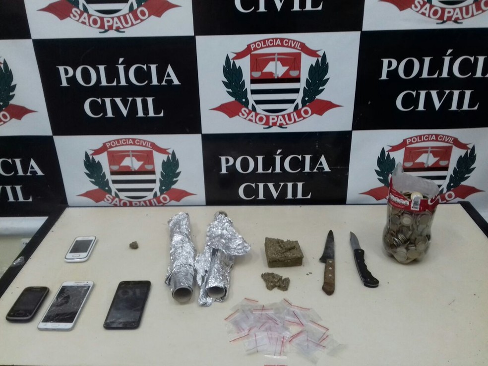 Polícia apreendeu porções de maconha e embalagens para droga em Itapetininga (Foto: Divulgação/Polícia Civil)