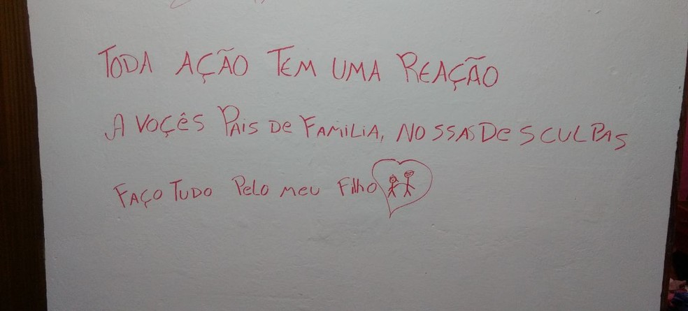 Mensagem foi escrita na casa das vítimas após assalto (Foto: Polícia Militar/Divulgação)