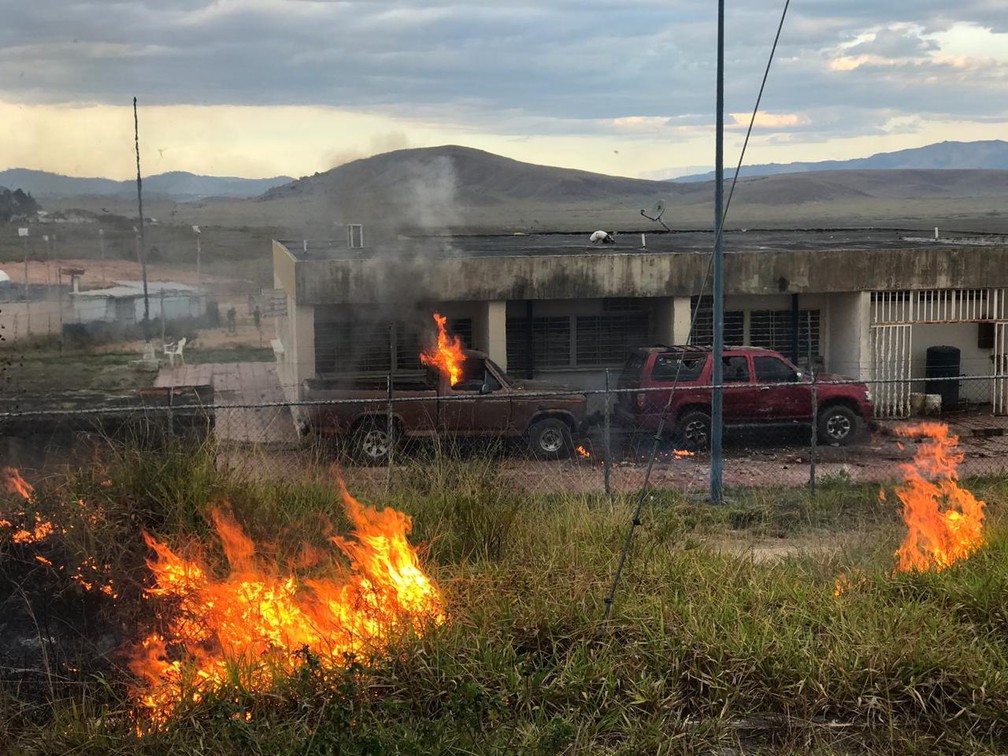 Espaço da guarda venezuelana é incendiado com coquetel molotov na fronteira — Foto: Alan Chaves/G1 RR