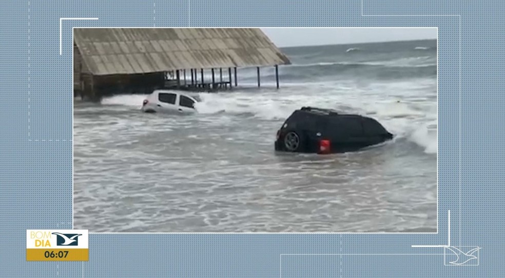 Veículos são engolidos pela maré na Praia do Araçagi, no Maranhão | Maranhão | G1
