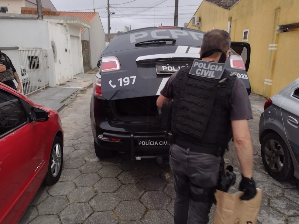 Ação ocorre simultaneamente em Curitiba, São José dos Pinhais, Araucária, Colombo, Maringá e Paranaguá — Foto: Divulgação/PRF e Polícia Civil 