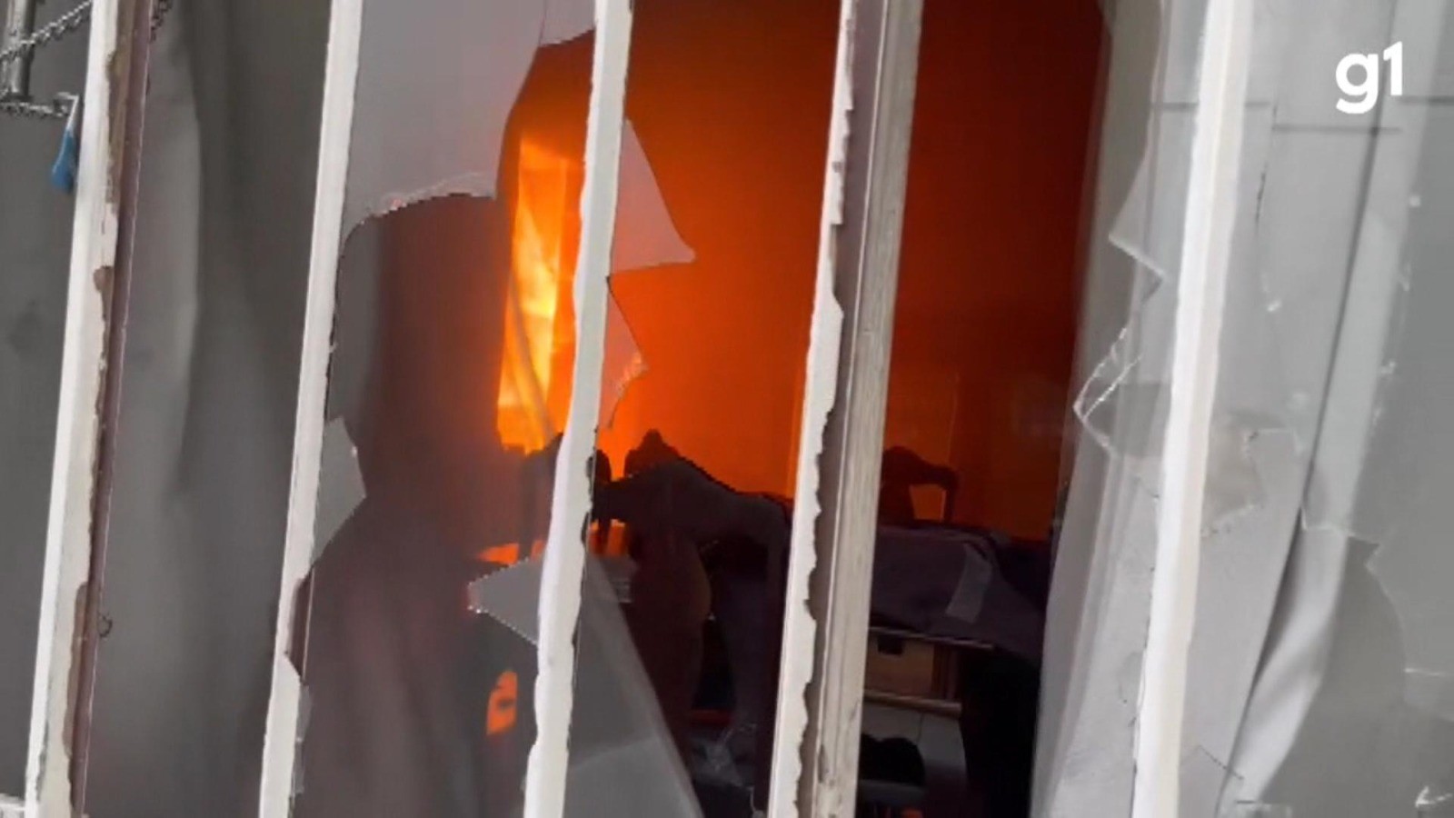 Incêndio destrói parte de casa no Centro de Curitiba; veja vídeo