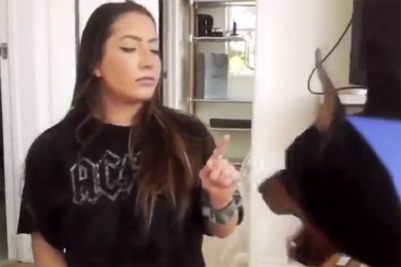 A youtuber norte-americana Brooke Houts no vídeo em que aparece agredindo o cachorro dela (Foto: YouTube)