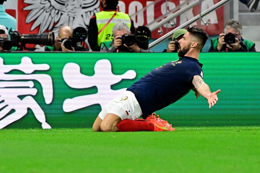 O francês Giroud tenta destronar a dupla Messi e Mbappé na briga pela artilharia — Foto: JAVIER SORIANO / AFP