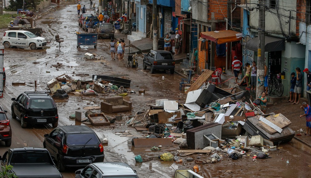 Móveis destruídos por enchente causada pelas fortes chuvas são vistos em rua de São Paulo — Foto: Miguel Schincariol/AFP