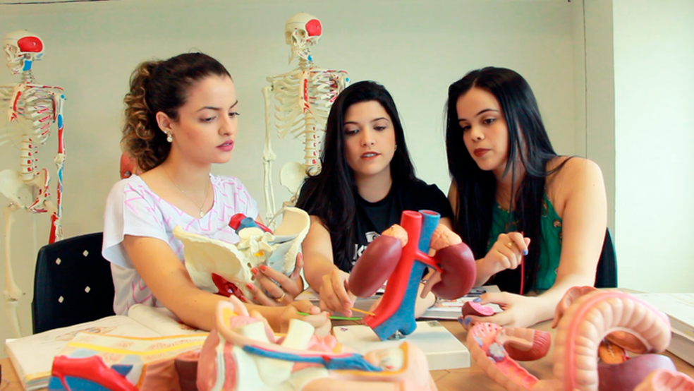 Acadêmicas de Medicina no UNINTA estudam em um dos laboratórios morfofuncionais da Instituição. (Foto: Paulo Filho)