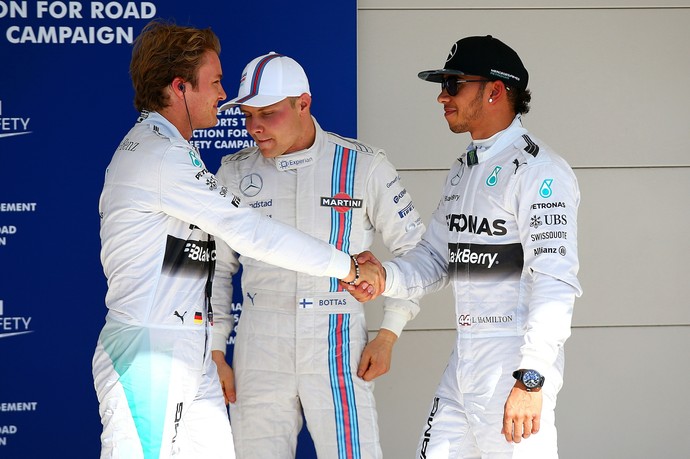 Lewis Hamilton cumprimenta Nico Rosberg após treino classificatório do GP dos EUA (Foto: Getty Images)