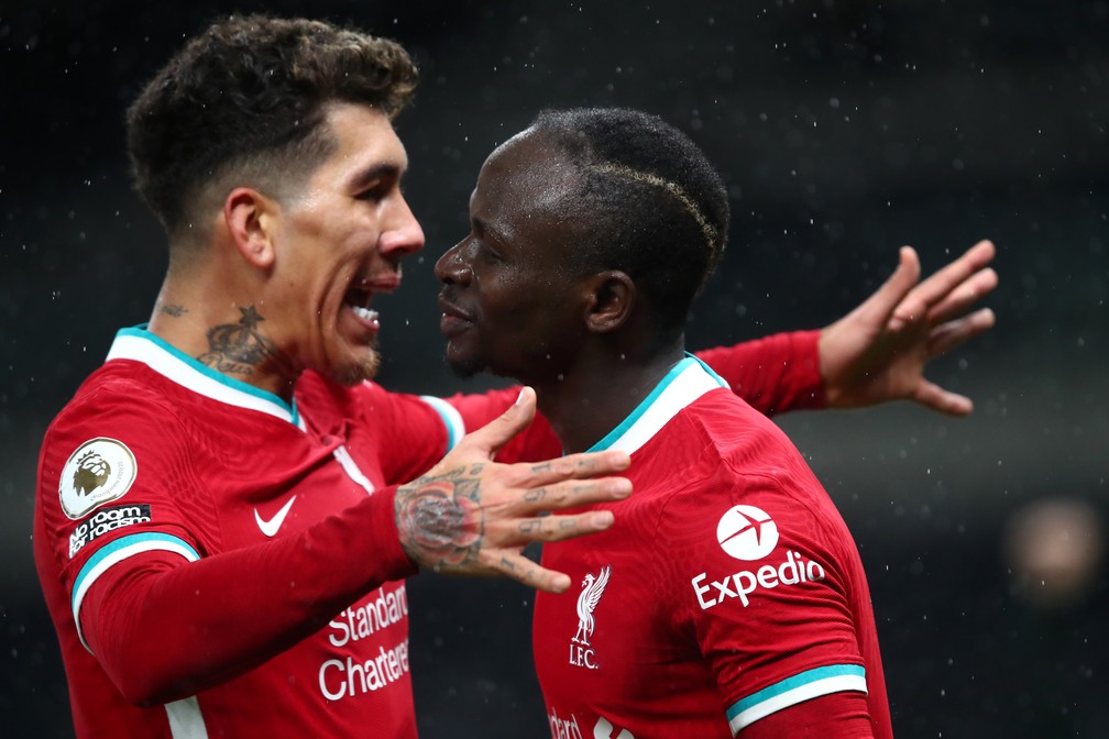 Firmino comemora com Mané um dos gols do Liverpool na vitória sobre o Tottenham — Foto: Getty Images
