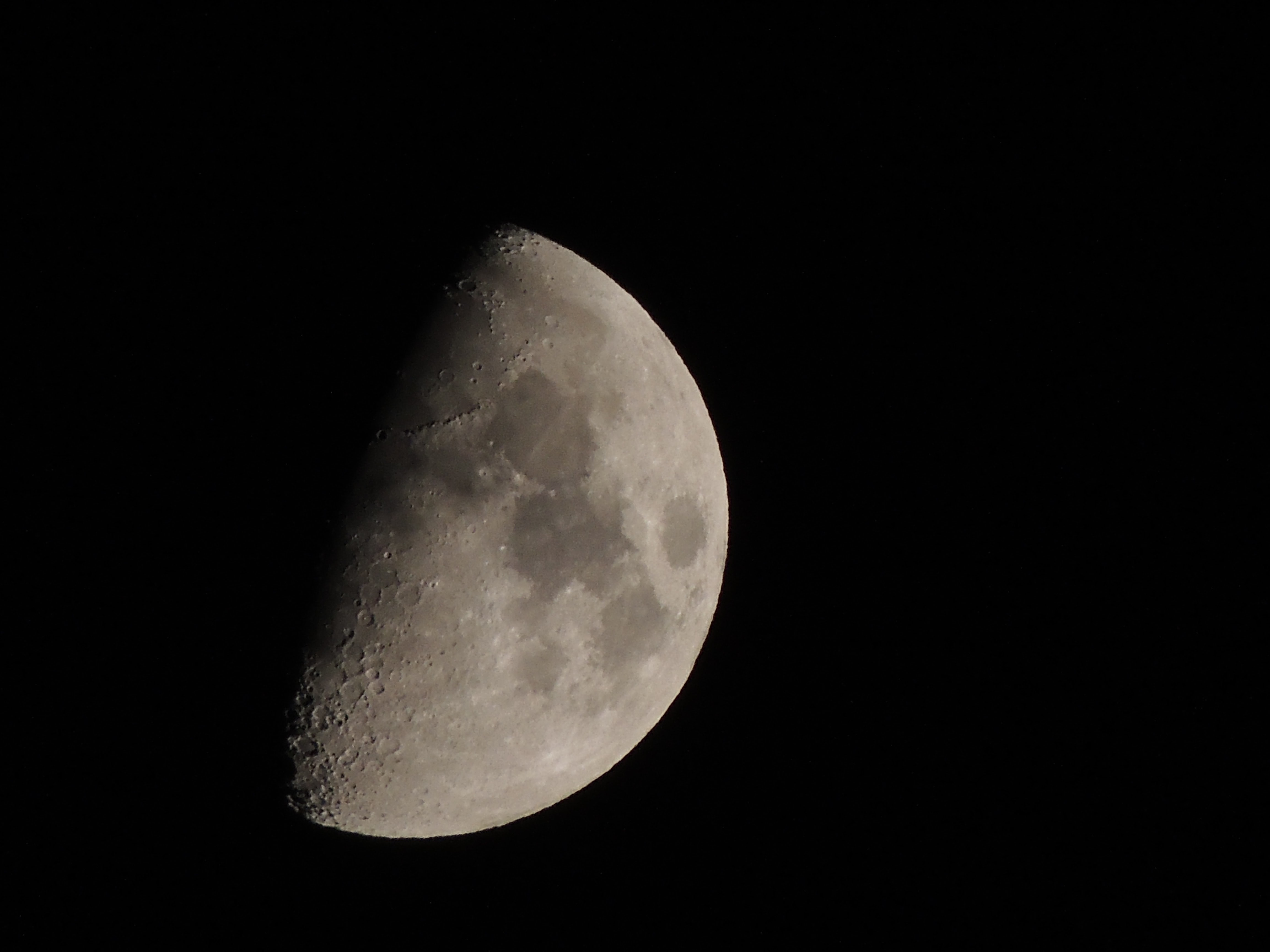 Fenômeno da Superlua acontece quando Lua chega ao ponto mais próximo da Terra (Foto: Unsplash)