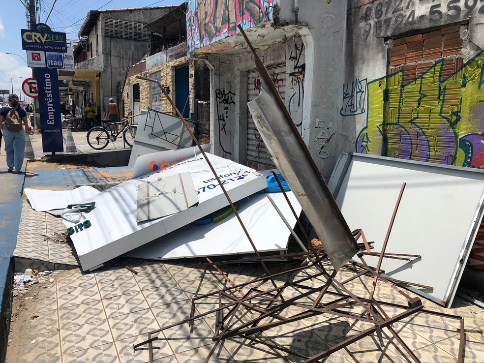 Marquises de lojas ca&iacute;ram na manh&atilde; desta quarta-feira (19) em Natal &mdash; Foto: Vin&iacute;cius Marinho/Inter TV Cabugi