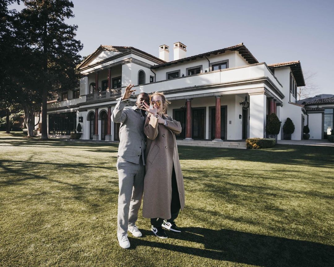 Adele e Rich Paul em frente à nova mansão da cantora (Foto: Reprodução Instagram)