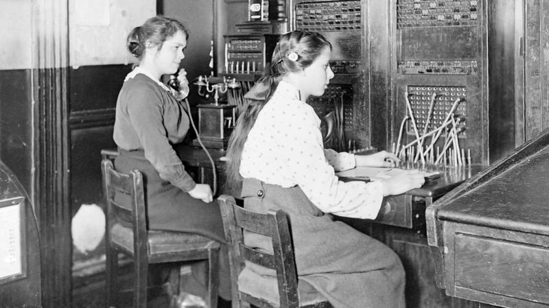 À medida que mais mulheres começaram a trabalhar em escritórios, elas passaram a receber também treinamento em contabilidade e outras funções administrativas (Foto: BBC News)