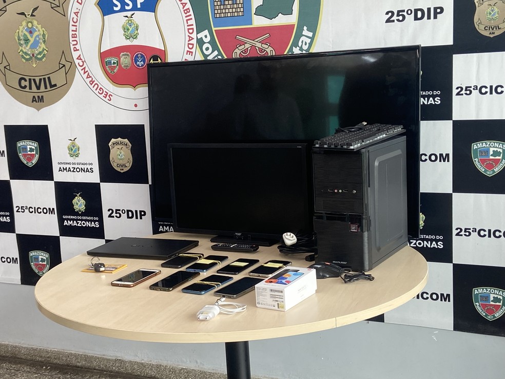 Celulares, computadores, uma televisão e até um carro que foi comprado com parte do dinheiro dos desvios foram apreendidos com os suspeitos em Manaus. — Foto: Patrick Marques/g1 AM