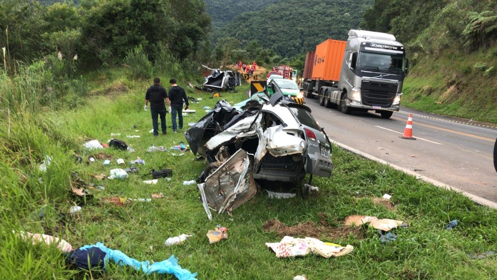 Três pessoas morrem em acidente na BR-277, diz Corpo de Bombeiros  — Foto: Camila Simili/Guilherme Geraldis/RPC