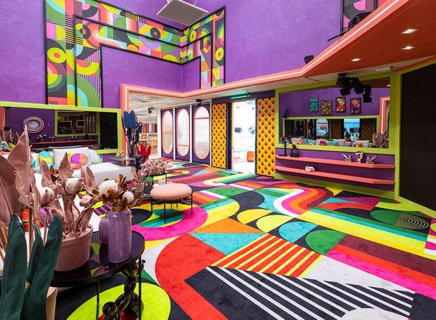 SALA | Como era de se esperar, a sala é o ambiente onde mais temos a presença massiva de cores, uma das maiores características do movimento Memphis (Foto: Globo / Sergio Zalis)