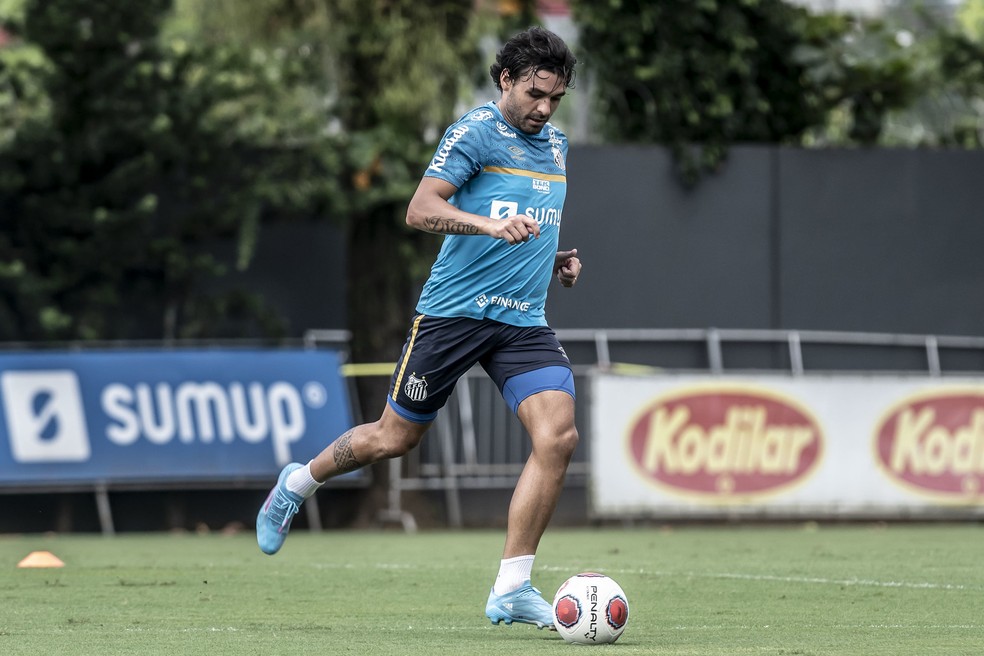 Ricardo Goulart durante treino do Santos — Foto: Ivan Storti/Santos FC