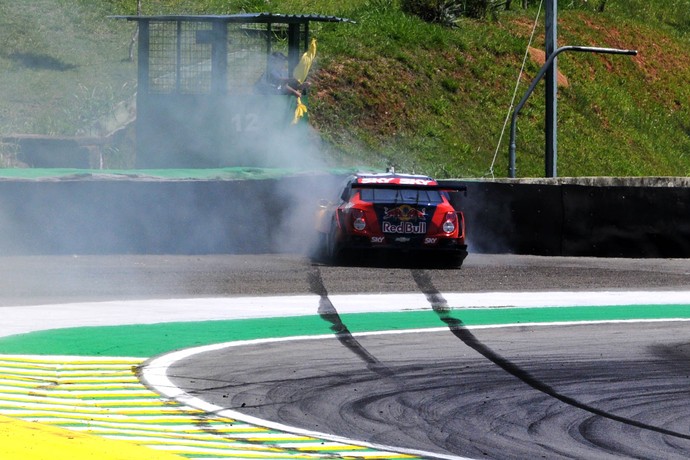 Acelerador de Daniel Serra travou e piloto acabou na proteção de pneus - Corrida do Milhão - Stock Car (Foto: Divulgação)