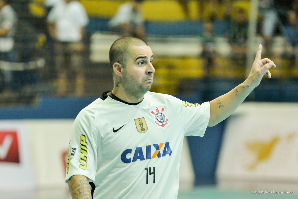 Aos 41 anos, Vander Carioca tenta levar o Corinthians às quartas de final da LNF