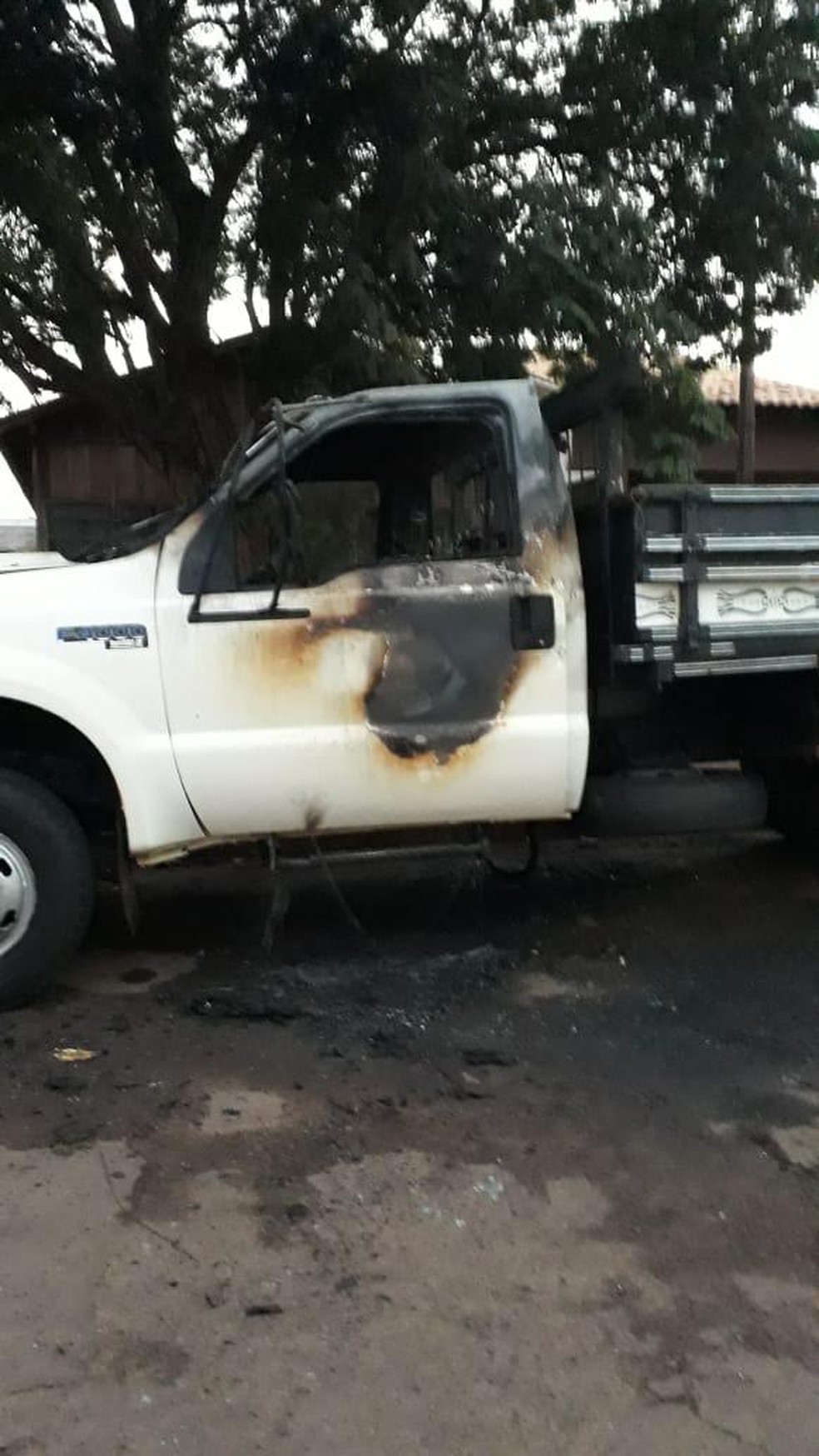Caminhonete encontrada queimada em Caarapó MS — Foto: PC/Divulgação