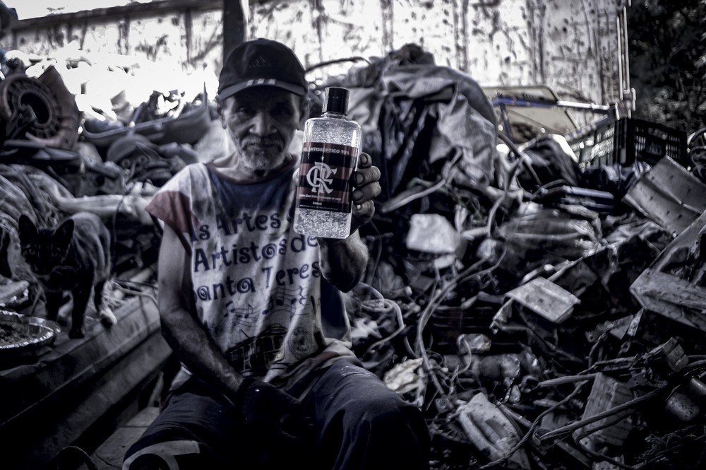 Flamengo faz a distribuição de álcool gel em mais três comunidades cariocas