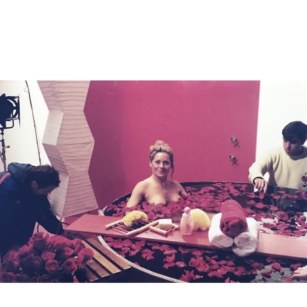 Vera Fisher aparece nua em banheira com pétalas de rosa ao relembrar comercial (Foto: Reprodução/Instagram)