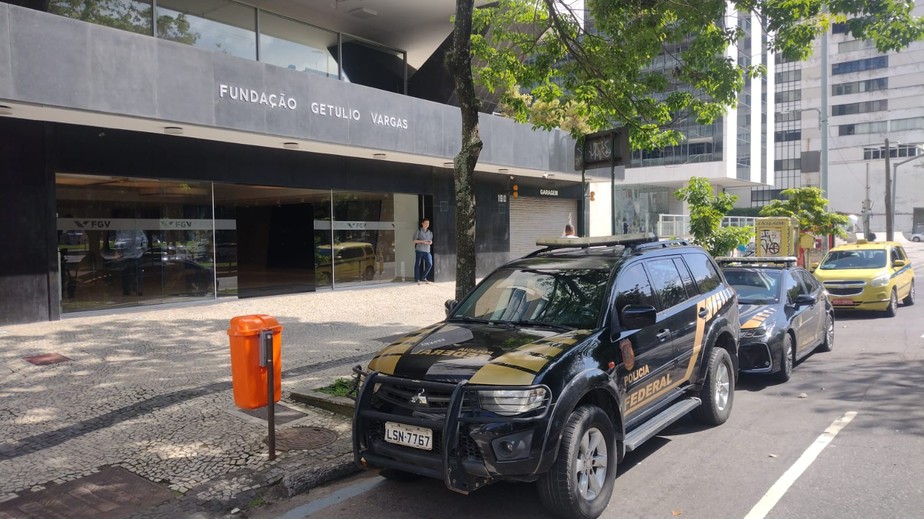 Veículos da Polícia Federal em operação na Fundação Getúlio Vargas, em Botafogo