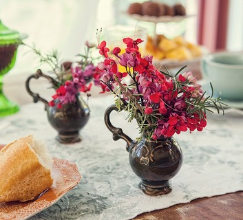 Alguns ramos de ervas, flores colhidas na hora, vasos improvisados com jarrinhas e pronto: eis arranjos mimosos para colorir e perfumar a casa