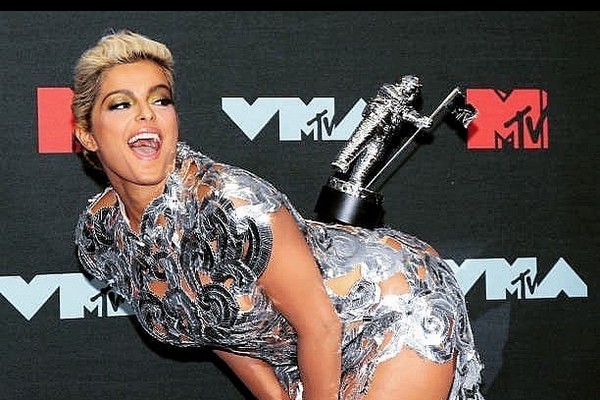 A cantora Bebe Rexha equilibrando o troféu vencido por ela no VMA 2019 (Foto: Instagram)