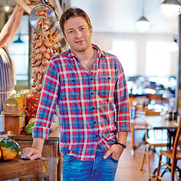 Jamie Oliver posa no salão do Jamie's Italian, em São Paulo (Foto: Divulgação)