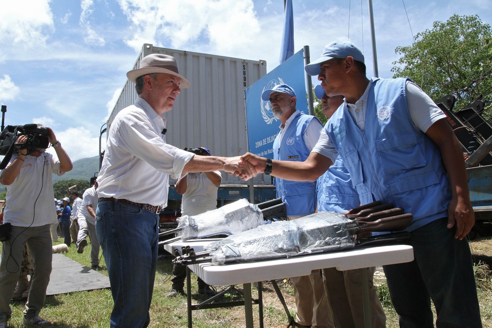 Presidente colombiano Juan Manuel Santos cumprimenta delegação da ONU que retirou últimas armas das Farc em agosto de 2017 (Foto: Nelson Carenas/Colombian Presidency/AFP)