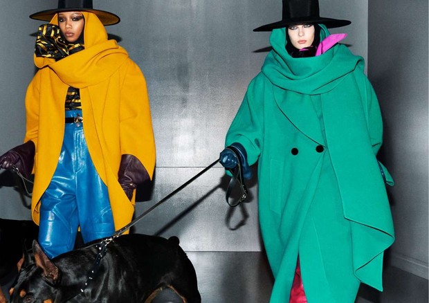 A campanha de inverno 2018 de Marc Jacobs aposta em chapéus misteriosos, olhos soturnos e peças oversized que injentam um tom sombrio às cores mais vivas. (Foto: Divulgação) A campanha de inverno 2018 de Marc Jacobs aposta em chapéus misteriosos, olhos soturnos e peças oversized que injentam um tom sombrio às cores mais vivas. (Foto: Divulgação)