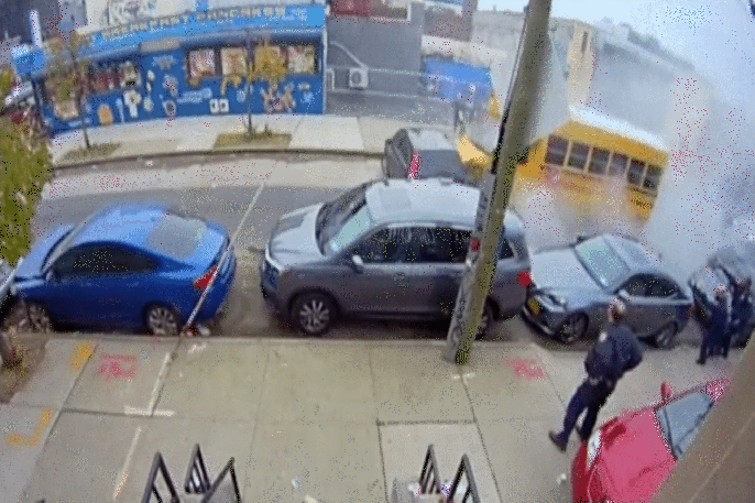Homem rouba ônibus escolar e arrasta carros pelas ruas de NY (Foto: Reprodução/ NY Post)