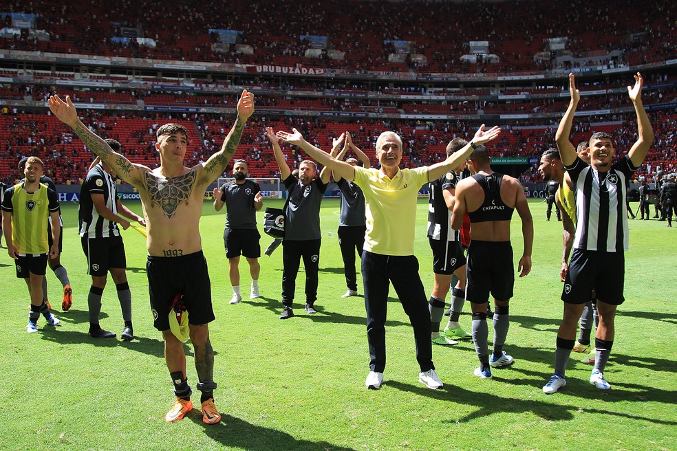 Jogadores e comissão técnica do Botafogo comemoram vitória sobre o Flamengo — Foto: Vitor Silva/Botafogo