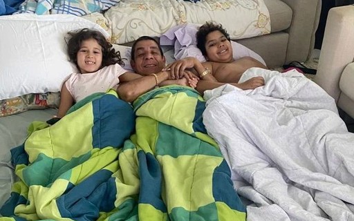 Zeca Pagodinho faz festa do pijama com netos: "Quem se divertiu mais?"