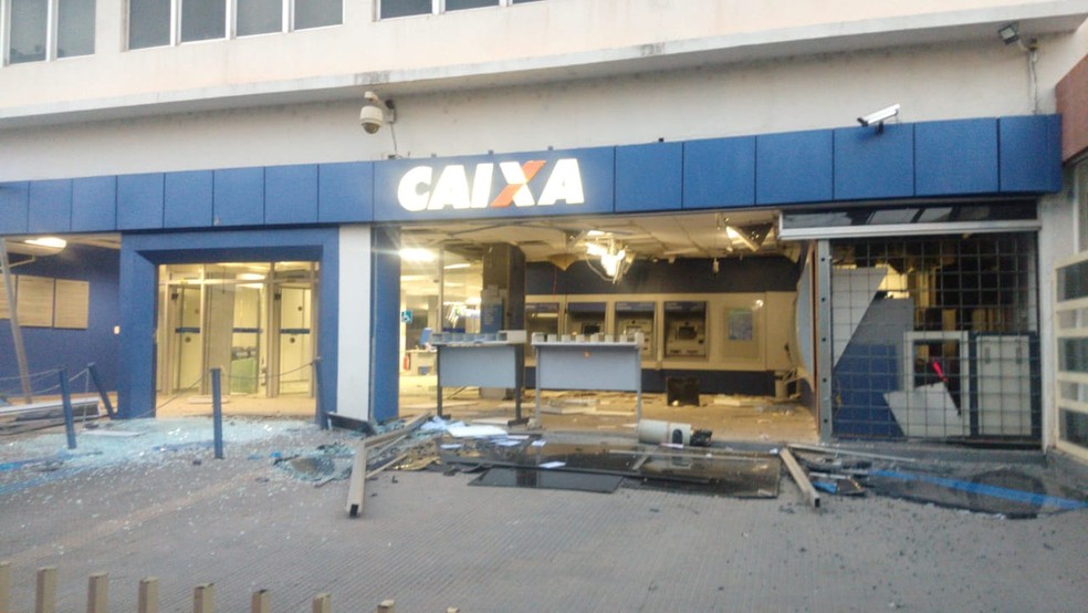 Agência ficou destruída após ataque de ladrões no Centro de Cuiabá — Foto: Brígida Mota/TV Centro América