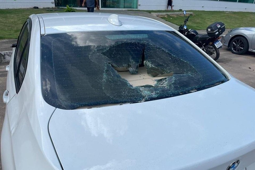 Carro do lateral Thiago Ennes é danificado em chegada ao CT do Náutico — Foto: Divulgação