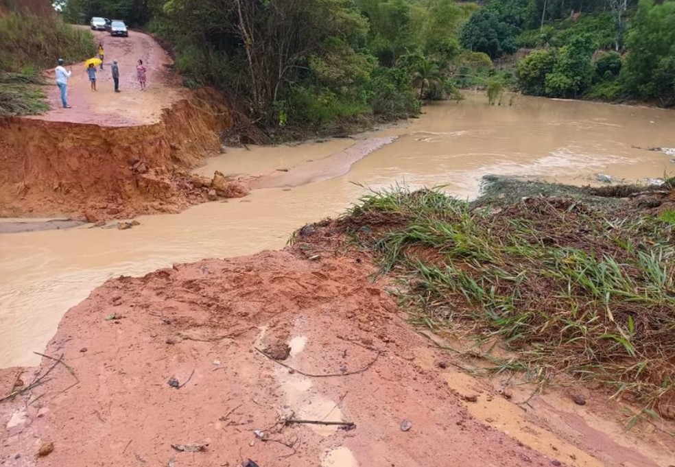Em Vila Valério, uma via rural foi destruída entre o município e o distrito de Fátima que fica em Jaguaré durante a chuva do final de semana  — Foto: Defesa Civil/Divulgação 