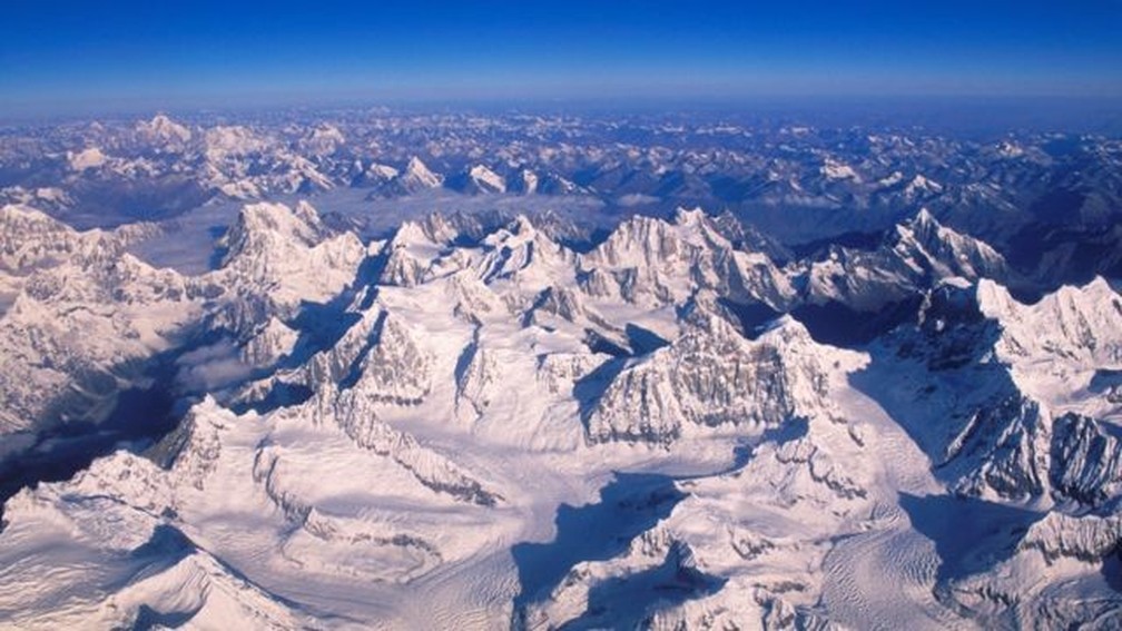 A vasta região montanhosa do Himalaia conhecida como Hindu Kush abriga mais de 50 mil geleiras — Foto: Getty Images via BBC