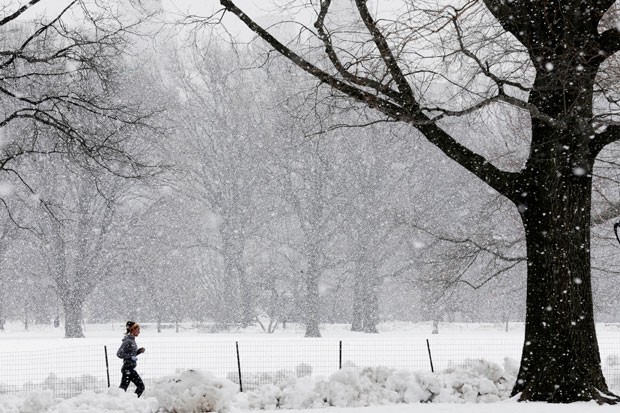 Atleta encara neve durante corrida no Central Park, em Nova York (Foto: Mary Altaffer/AP)