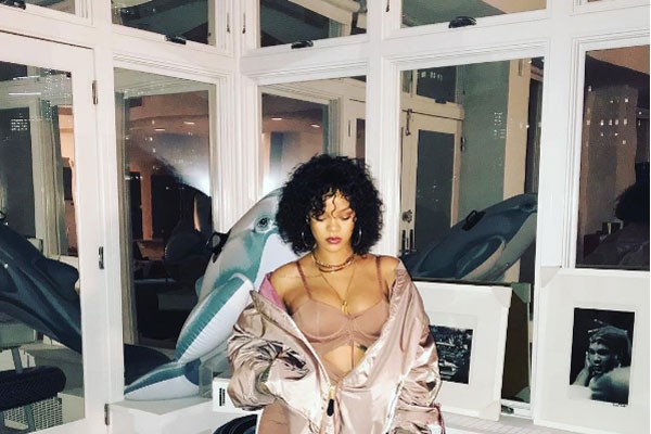 A cantora Rihanna encanta e seduz com o seu jaquetão (Foto: Reprodução/Instagram)