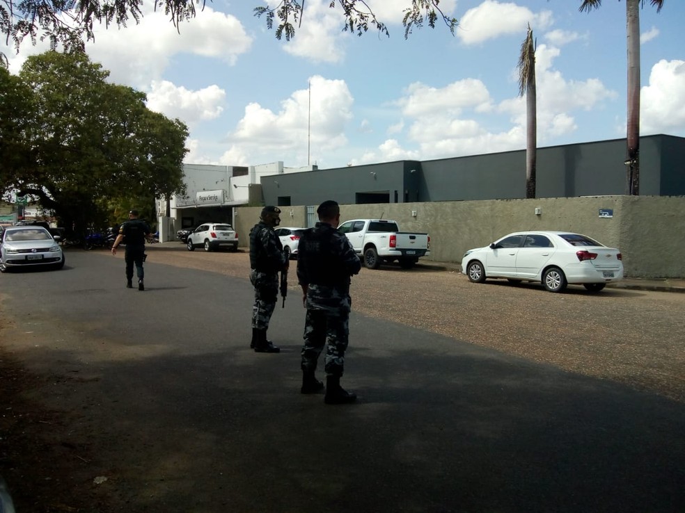 Policiais cercaram ruas no entorno do escritório do deputado, em Boa Vista — Foto: Marcelo Marques/Rede Amazônica