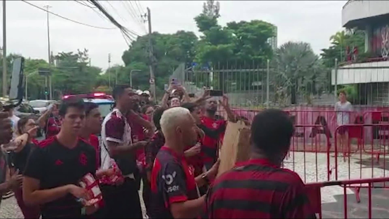 Torcedor do Flamengo joga pipoca na porta da sede